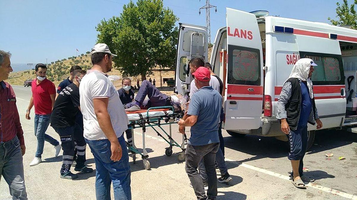Az kalsın facia yaşanıyordu! Traktör sürücüsü öldü, 17 tarım işçisi ölümden döndü