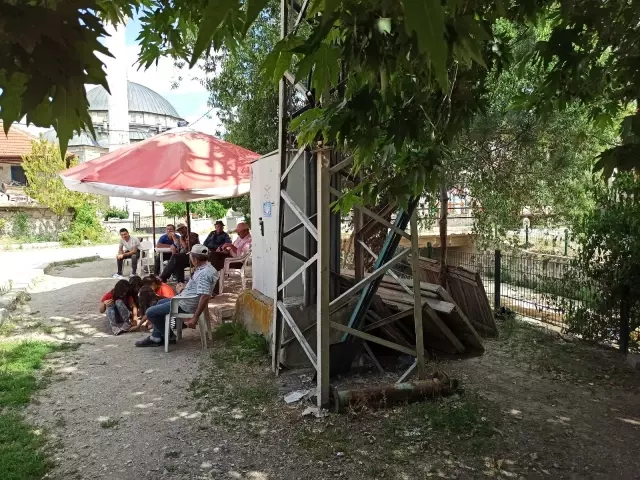 Köy sakinleri meydanda kalan trafonun kaldırılmasını istiyor