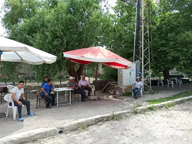Köy sakinleri meydanda kalan trafonun kaldırılmasını istiyor