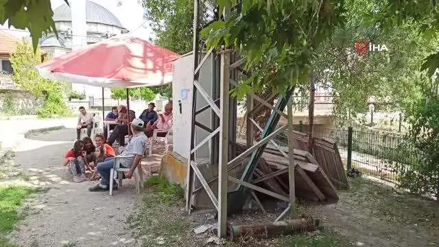 Köy sakinleri meydanda kalan trafonun kaldırılmasını istiyor