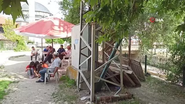 Köy sakinleri meydanda kalan trafonun kaldırılmasını istiyor