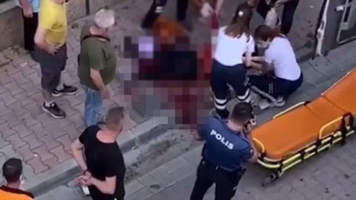 Eski eşini sokak ortasında bıçaklayan adam, bir de ölmesi için başında beklemiş
