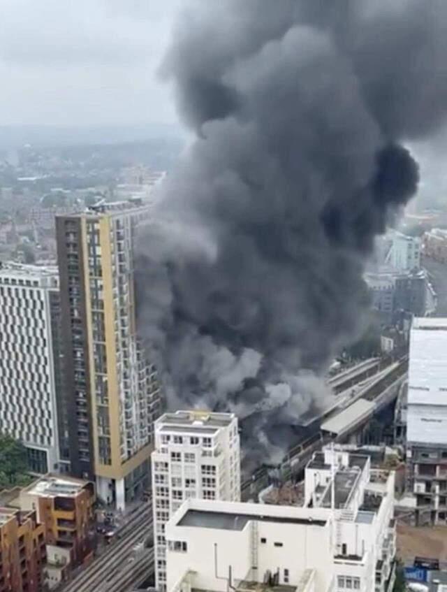Londra metrosunda patlama! Şehrin üstünü kara dumanlar kapladı Londra metrosunda patlama! Şehrin üstünü kara dumanlar kapladı