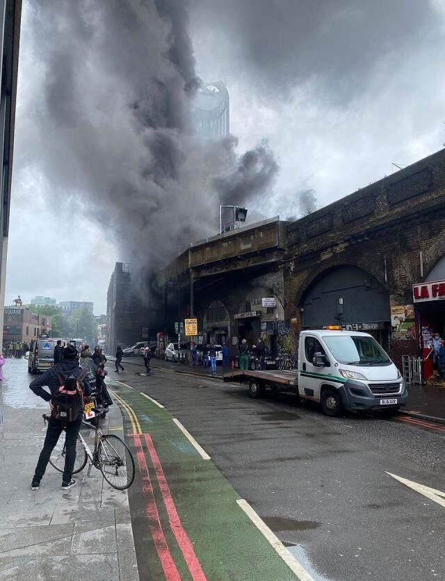 Londra metrosunda patlama! Şehrin üstünü kara dumanlar kapladı Londra metrosunda patlama! Şehrin üstünü kara dumanlar kapladı