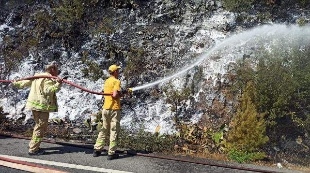 Muğla'da yangın! Kara yolu ulaşıma kapatıldı, vatandaşlar evlerinden tahliye ediliyor