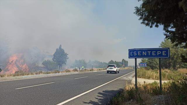 Muğla'da yangın! Kara yolu ulaşıma kapatıldı, vatandaşlar evlerinden tahliye ediliyor