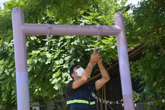 Sakarya'da belediye ekipleri parka gidemeyen engelli gencin bahçesine park kurdu Sakarya'da belediye ekipleri parka gidemeyen engelli gencin bahçesine park kurdu
