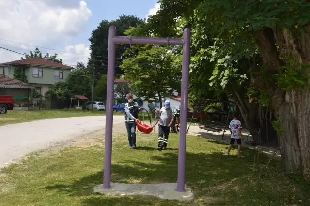Sakarya'da belediye ekipleri parka gidemeyen engelli gencin bahçesine park kurdu