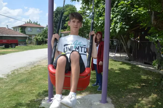 Sakarya'da belediye ekipleri parka gidemeyen engelli gencin bahçesine park kurdu