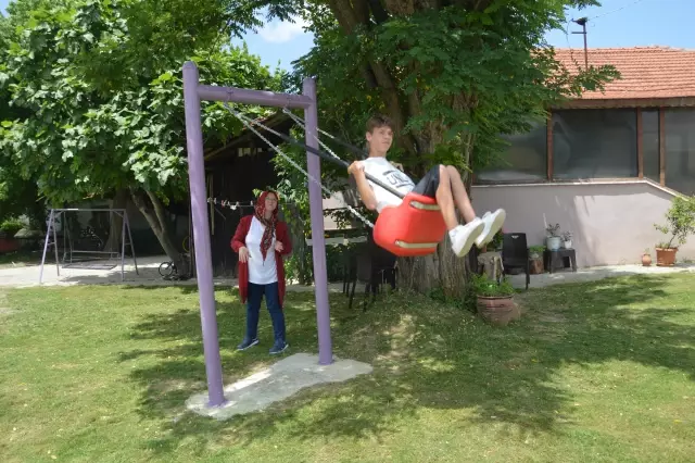 Sakarya'da belediye ekipleri parka gidemeyen engelli gencin bahçesine park kurdu