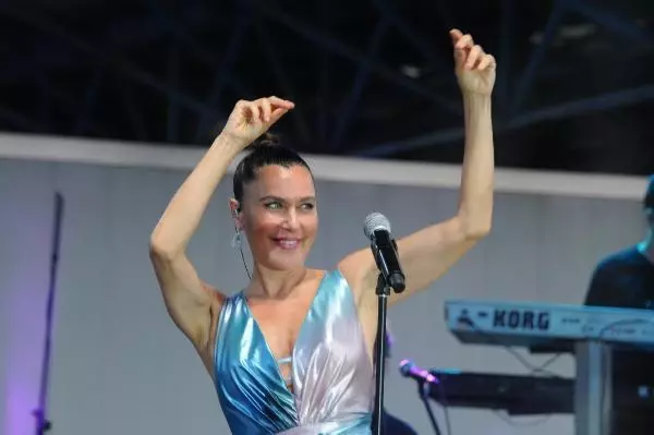 'Araçta konser' normal konsere döndü! Şevval Sam'ın müzik ziyafetinde koronavirüs unutuldu