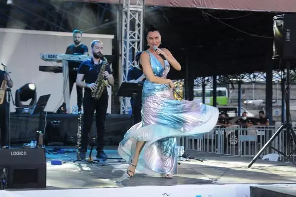 'Araçta konser' normal konsere döndü! Şevval Sam'ın müzik ziyafetinde koronavirüs unutuldu