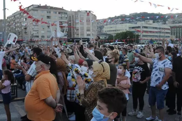 'Araçta konser' normal konsere döndü! Şevval Sam'ın müzik ziyafetinde koronavirüs unutuldu 'Araçta konser' normal konsere döndü! Şevval Sam'ın müzik ziyafetinde koronavirüs unutuldu