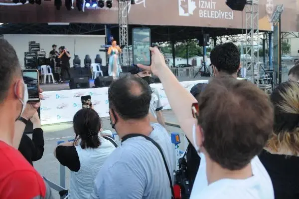 'Araçta konser' normal konsere döndü! Şevval Sam'ın müzik ziyafetinde koronavirüs unutuldu 'Araçta konser' normal konsere döndü! Şevval Sam'ın müzik ziyafetinde koronavirüs unutuldu