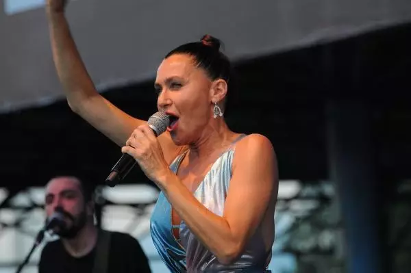 'Araçta konser' normal konsere döndü! Şevval Sam'ın müzik ziyafetinde koronavirüs unutuldu 'Araçta konser' normal konsere döndü! Şevval Sam'ın müzik ziyafetinde koronavirüs unutuldu