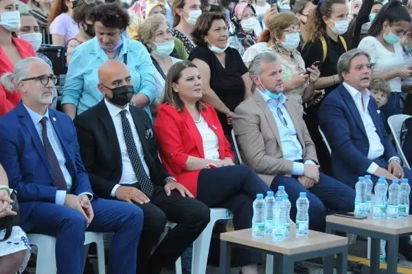 'Araçta konser' normal konsere döndü! Şevval Sam'ın müzik ziyafetinde koronavirüs unutuldu