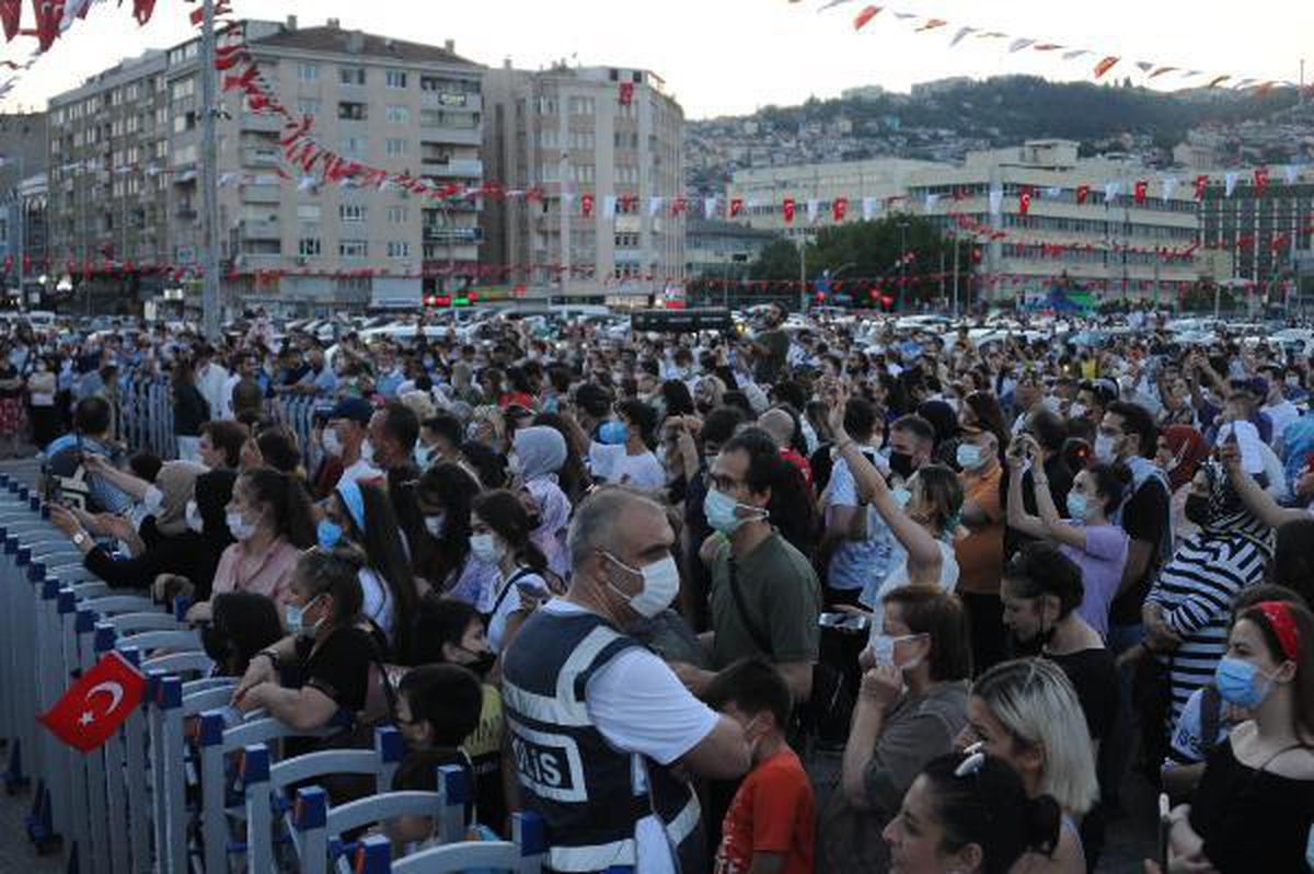 'Araçta konser' normal konsere döndü! Şevval Sam'ın müzik ziyafetinde koronavirüs unutuldu