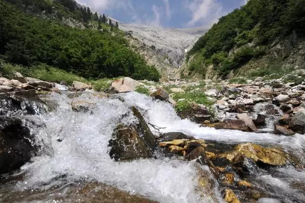 BURSA SİYAH AKAN NİLÜFER ÇAYI KAYNAĞINDA, İÇİLEBİLECEK KADAR TEMİZ