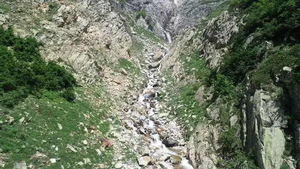 BURSA SİYAH AKAN NİLÜFER ÇAYI KAYNAĞINDA, İÇİLEBİLECEK KADAR TEMİZ