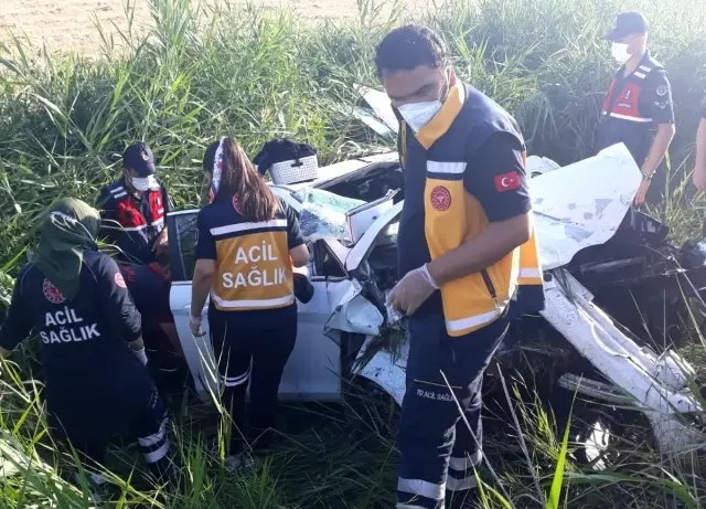 Takla atan otomobil şarampole devrildi: 3 yaralı