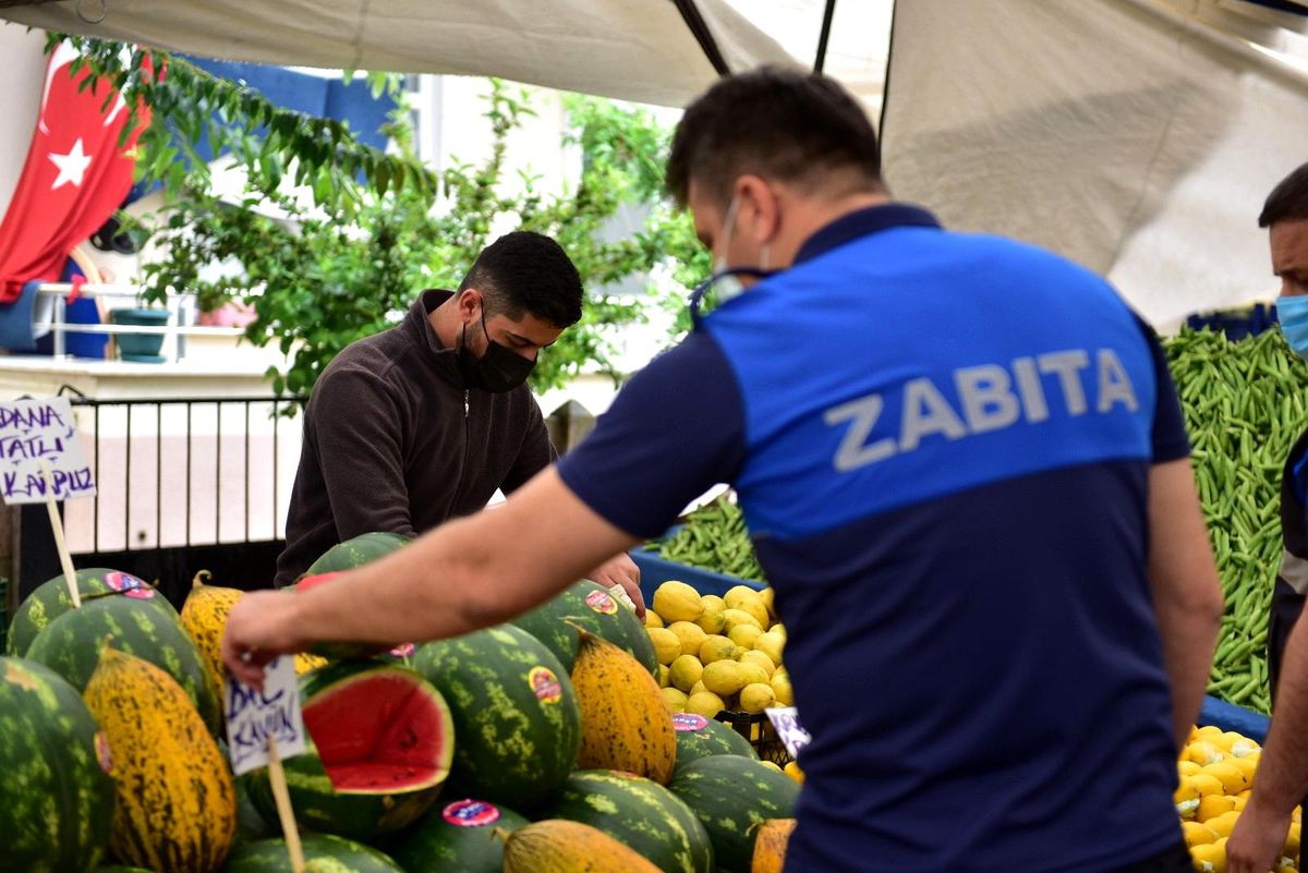 Tuzla Zabıtası semt pazarlarında hijyen ve fiyat denetimlerini sürdürüyor