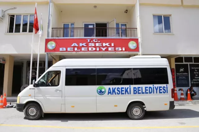 Akseki'de hayırsever belediyeye minibüs bağışladı Akseki'de hayırsever belediyeye minibüs bağışladı