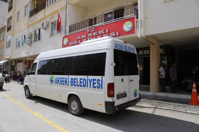 Akseki'de hayırsever belediyeye minibüs bağışladı