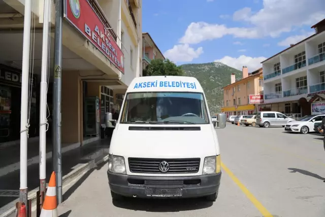Akseki'de hayırsever belediyeye minibüs bağışladı