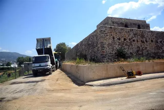 Alanya'da av köşküne beton yol çalışması
