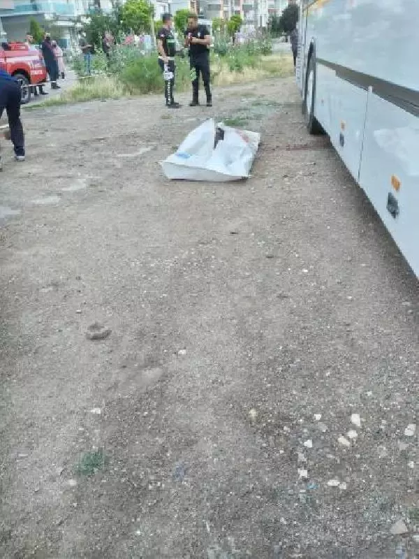 ANKARA'DA SÜRÜCÜSÜNÜN PARK ETMEYE ÇALIŞTIĞI OTOBÜSÜN ALTINDA KALDI: 1 ÖLÜ ANKARA'DA SÜRÜCÜSÜNÜN PARK ETMEYE ÇALIŞTIĞI OTOBÜSÜN ALTINDA KALDI: 1 ÖLÜ