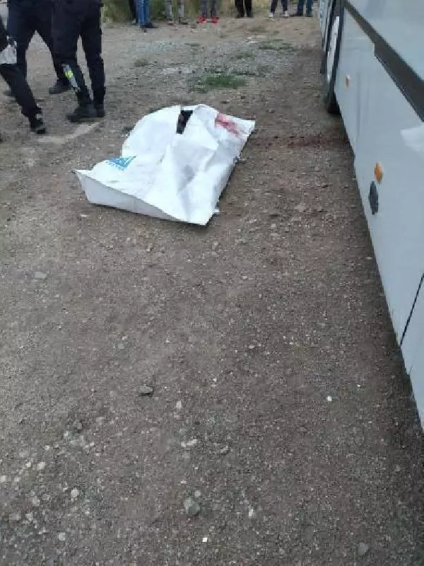 ANKARA'DA SÜRÜCÜSÜNÜN PARK ETMEYE ÇALIŞTIĞI OTOBÜSÜN ALTINDA KALDI: 1 ÖLÜ