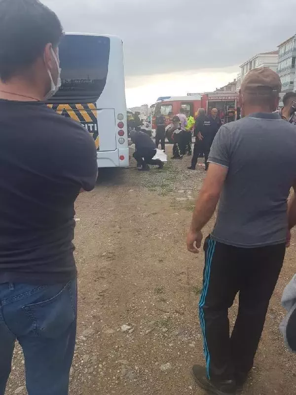 ANKARA'DA SÜRÜCÜSÜNÜN PARK ETMEYE ÇALIŞTIĞI OTOBÜSÜN ALTINDA KALDI: 1 ÖLÜ