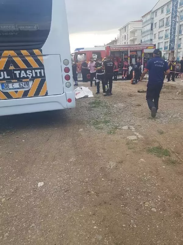 ANKARA'DA SÜRÜCÜSÜNÜN PARK ETMEYE ÇALIŞTIĞI OTOBÜSÜN ALTINDA KALDI: 1 ÖLÜ