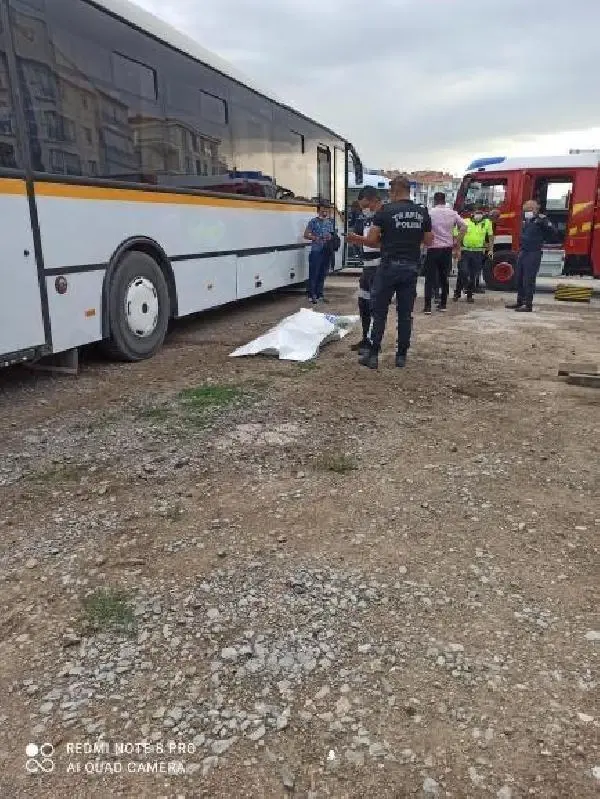 ANKARA'DA SÜRÜCÜSÜNÜN PARK ETMEYE ÇALIŞTIĞI OTOBÜSÜN ALTINDA KALDI: 1 ÖLÜ