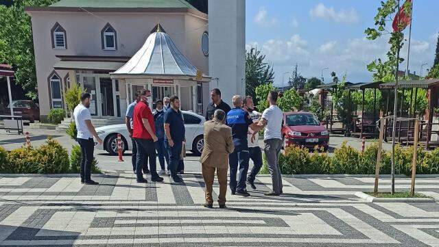 Annelerinin defni konusunda anlaşamayan kardeşler mezarlıkta kavga etti