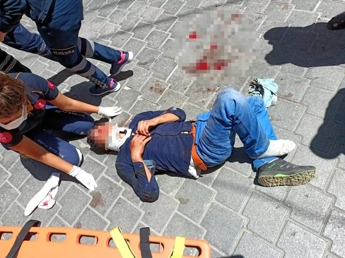 Arkadaşını bıçakladı, çatıdan kaçmak isterken yere düşerek ağır yaralandı