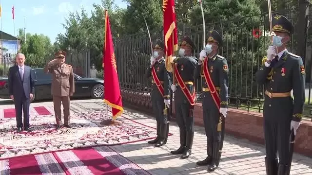 Bakan Akar, Kırgızistan'da resmi törenle karşılandıBakan Akar, Kırgızistan Savunma Bakanı Omuraliev ile görüştü