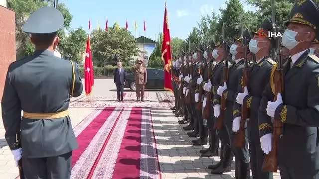 Bakan Akar, Kırgızistan'da resmi törenle karşılandıBakan Akar, Kırgızistan Savunma Bakanı Omuraliev ile görüştü
