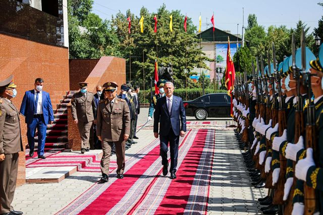 bakan akar kirgizistan da resmi torenle karsi 6 14232330 o