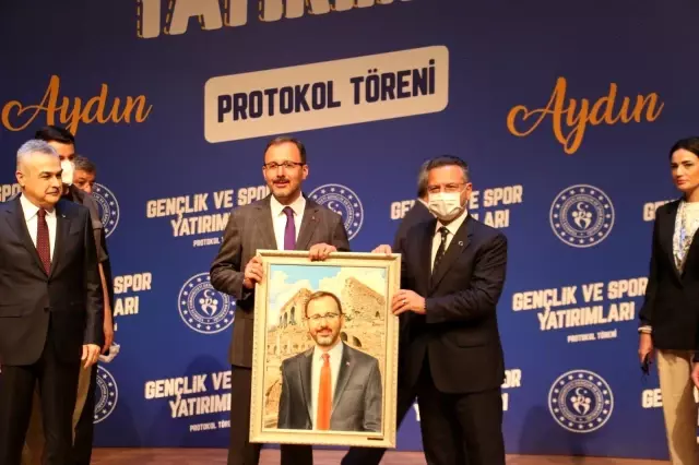Bakan Kasapoğlu: 'Ferasetten yoksun tavırlarıyla gençlerimizin moral ve motivasyonlarını düşürenler karşılarında bizi bulacak'