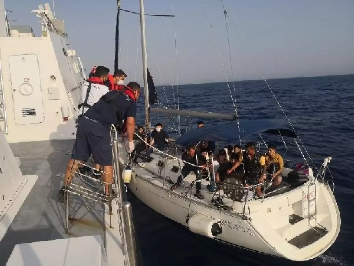 Bodrum'da 51 kaçak göçmen kurtarıldı, 2 göçmen kaçakçısı yakalandı.