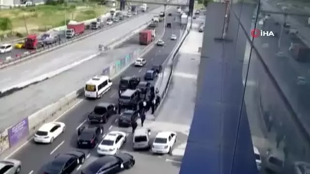 Çakarlı araçlarla yolu trafiğe kapatıp halay çektiler Çakarlı araçlarla yolu trafiğe kapatıp halay çektiler