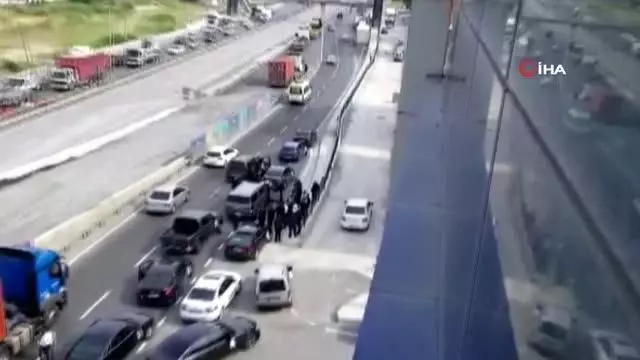 Çakarlı araçlarla yolu trafiğe kapatıp halay çektiler