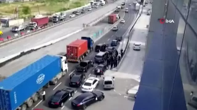 Çakarlı araçlarla yolu trafiğe kapatıp halay çektiler