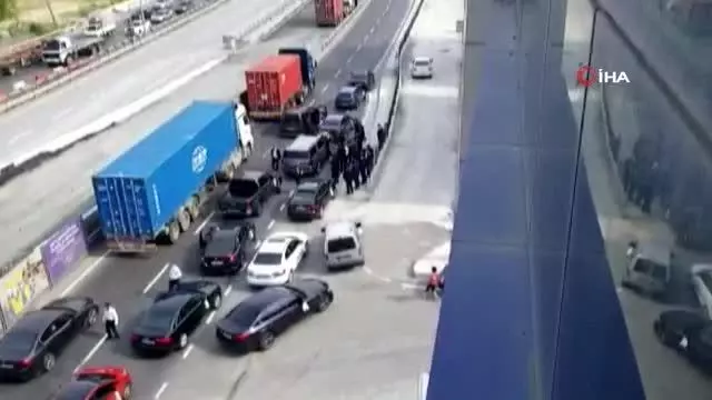 Çakarlı araçlarla yolu trafiğe kapatıp halay çektiler