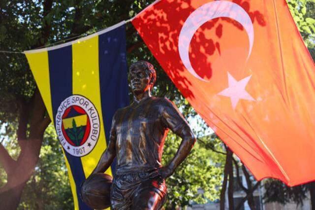 Can Bartu heykelinin açılışında Ali Koç'tan çarpıcı gönderme: Bu formanın hakkını verme zamanı geldi Can Bartu heykelinin açılışında Ali Koç'tan çarpıcı gönderme: Bu formanın hakkını verme zamanı geldi