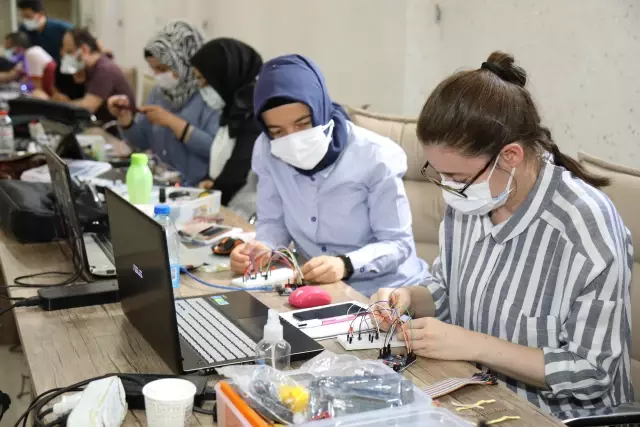 Öğretmenlere akıllı cihazlar tasarlama ve robotik kodlama kursu