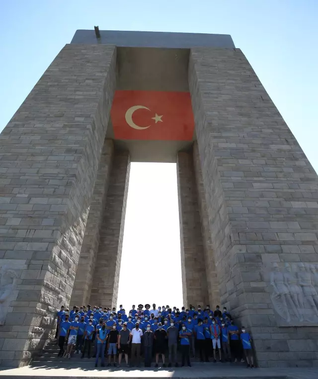 Gelibolu Yarımadası'nı gezen Genç Adımlar tarihi yerinde öğrendi