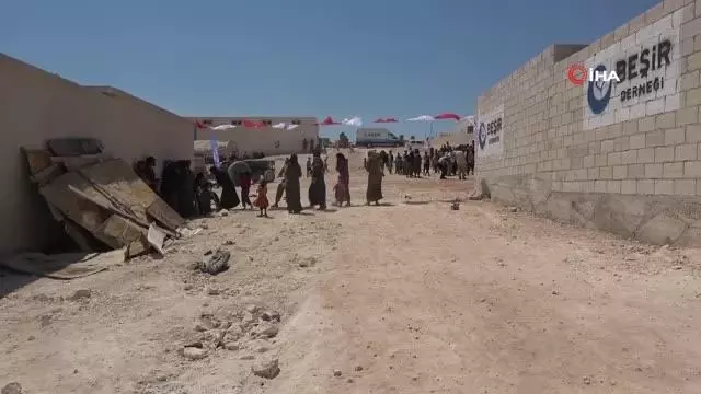 Son dakika haber! İdlib'te 341 briket ev dualarla teslim edildiİçerisinde cami, sağlık ocağı ve çocuk parkı gibi sosyal alanlardan oluşan toplam bin 500 kişinin...