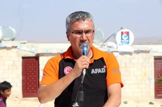 Son dakika haber! İdlib'te 341 briket ev dualarla teslim edildiİçerisinde cami, sağlık ocağı ve çocuk parkı gibi sosyal alanlardan oluşan toplam bin 500 kişinin...